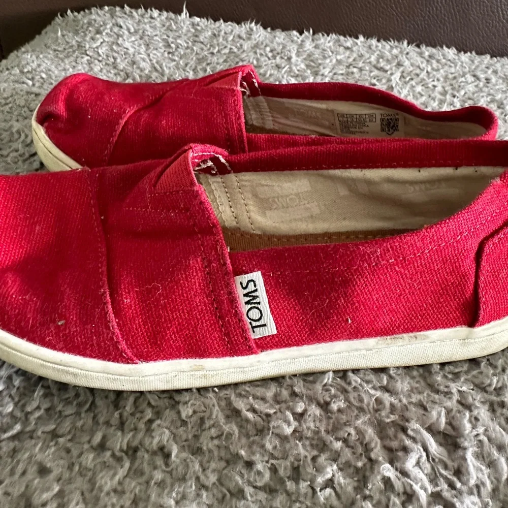 Toms kids shoes size 1 US. Comfortable and cute!